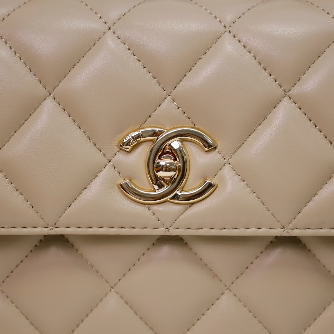 Chanel SMALL FLAP BAG Lambskin LB22786 (6)