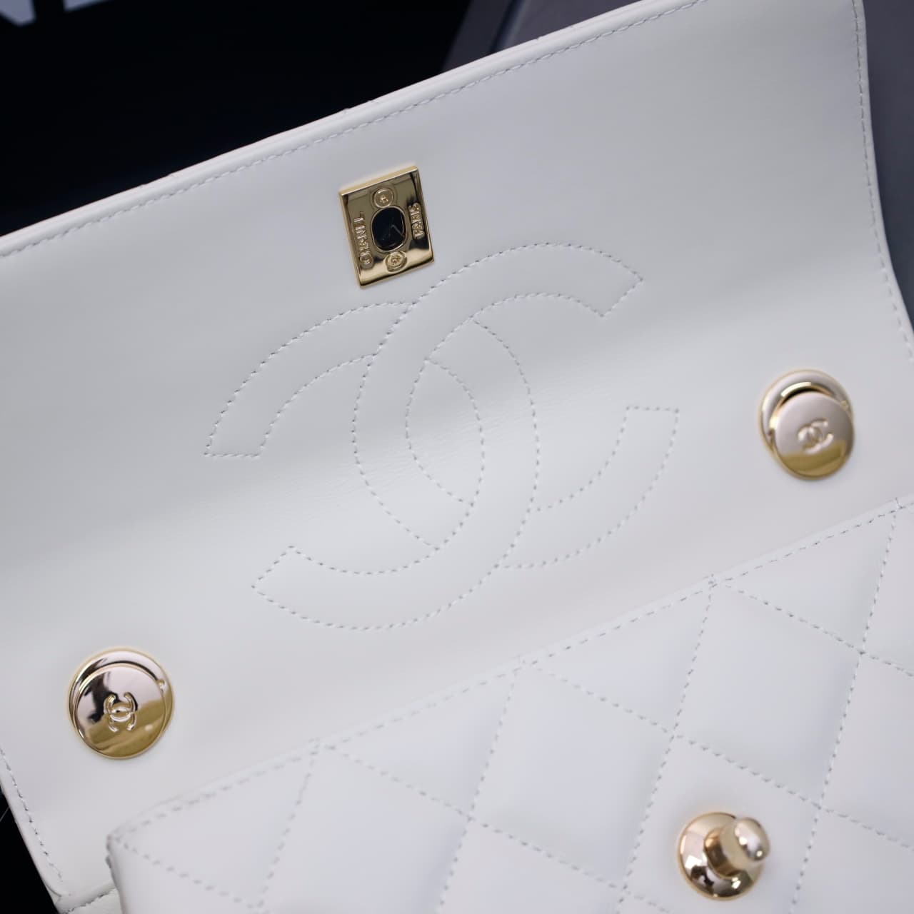 Chanel SMALL FLAP BAG Lambskin LB22787 (4)