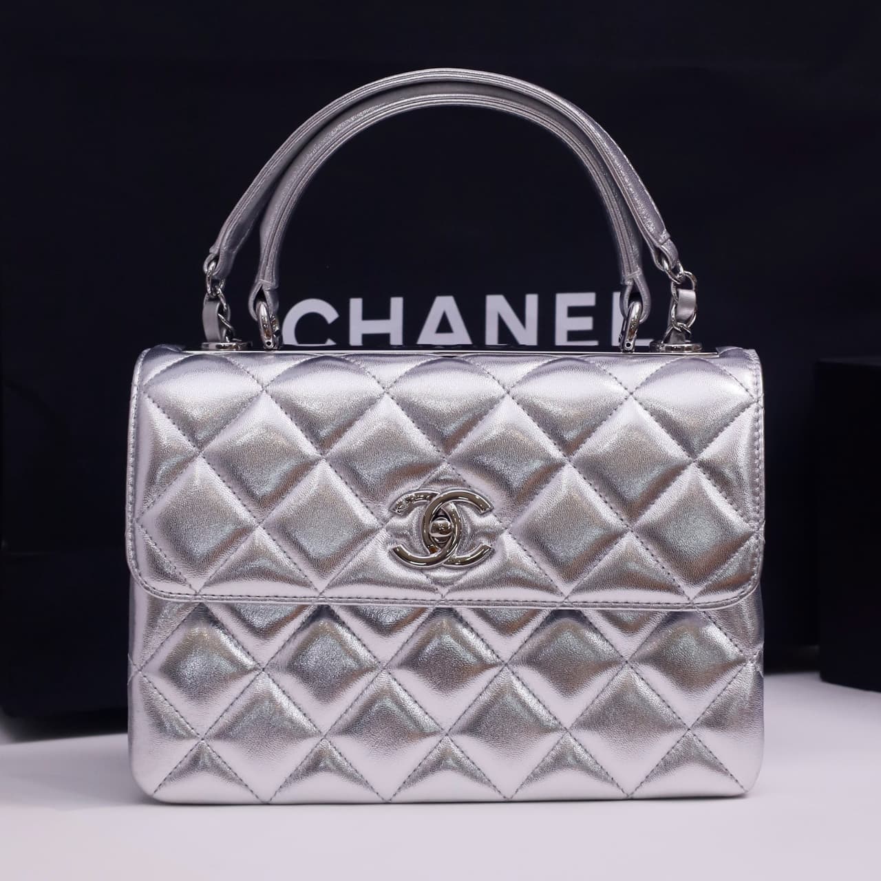 Chanel SMALL FLAP BAG Lambskin LB22790 (1)