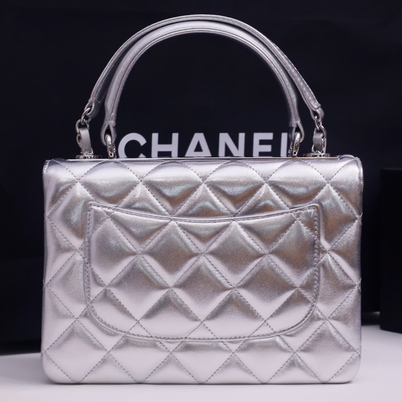 Chanel SMALL FLAP BAG Lambskin LB22790 (2)