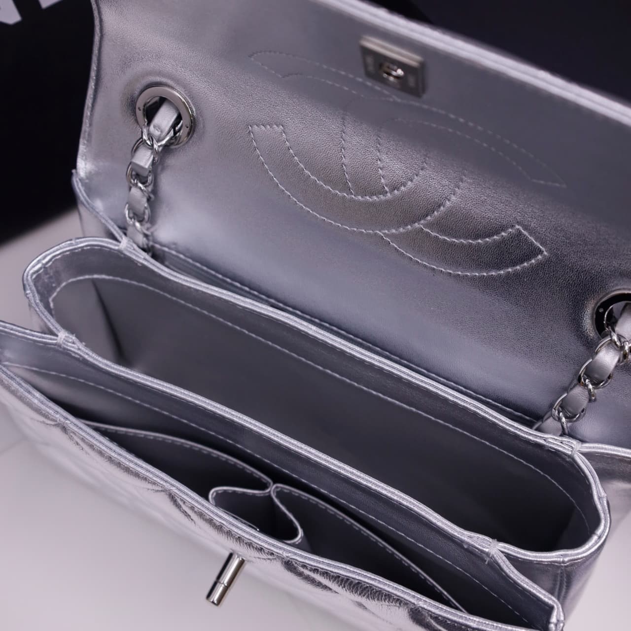 Chanel SMALL FLAP BAG Lambskin LB22790 (5)