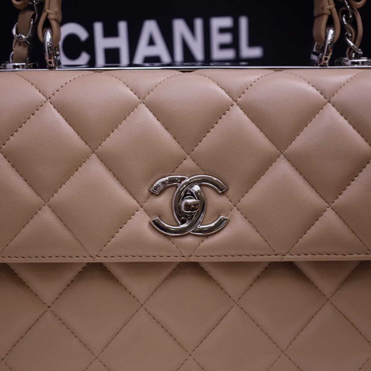 Chanel SMALL FLAP BAG Lambskin LB22796 (4)