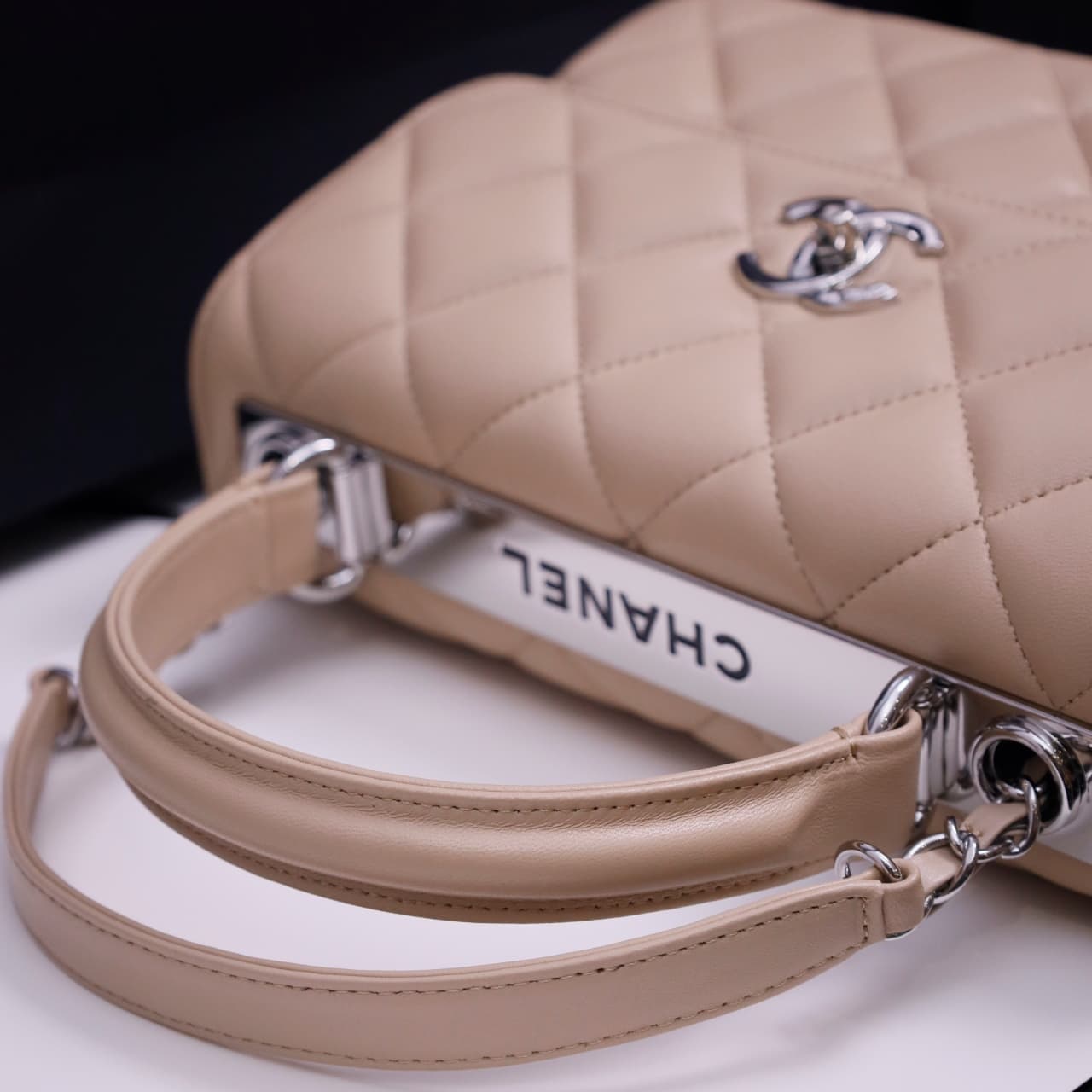 Chanel SMALL FLAP BAG Lambskin LB22796 (5)