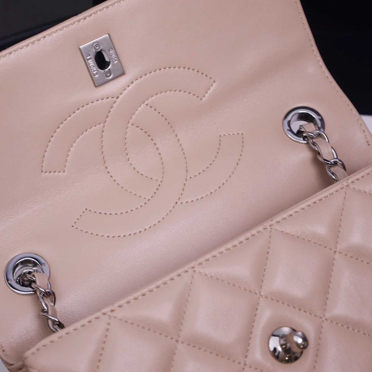 Chanel SMALL FLAP BAG Lambskin LB22796 (6)