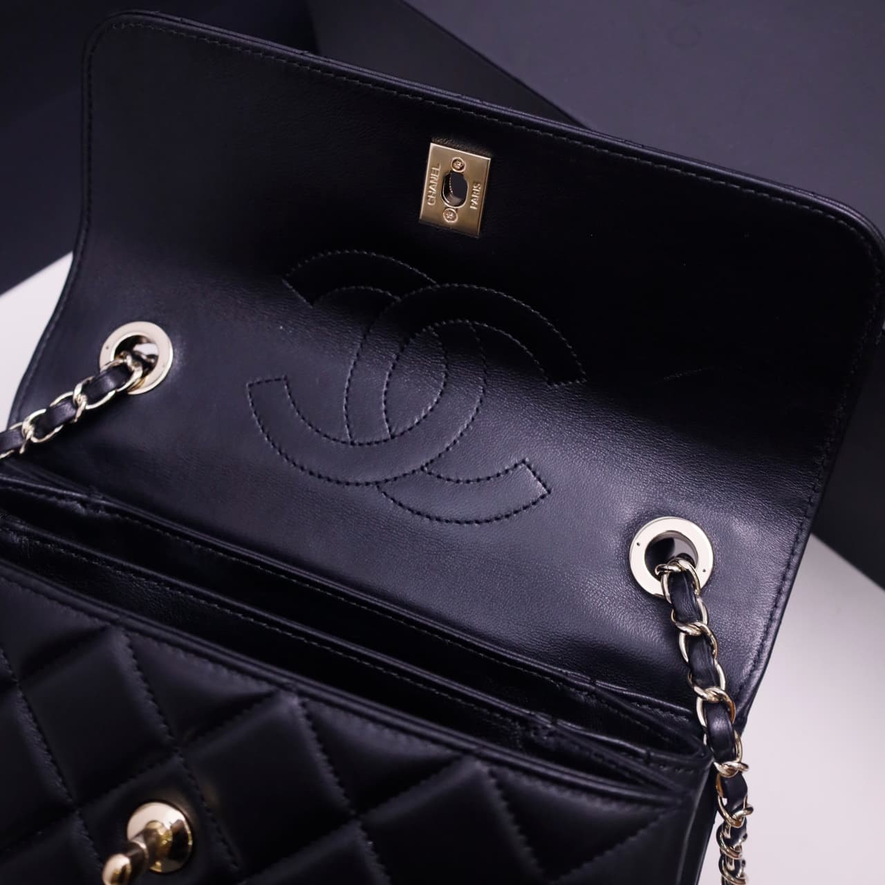 Chanel SMALL FLAP BAG Lambskin LB22829 (4)