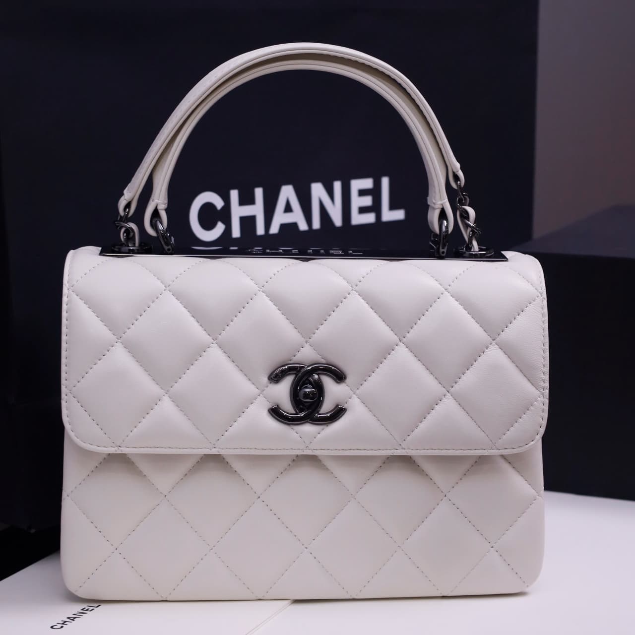 Chanel SMALL FLAP BAG Lambskin LB22830 (1)