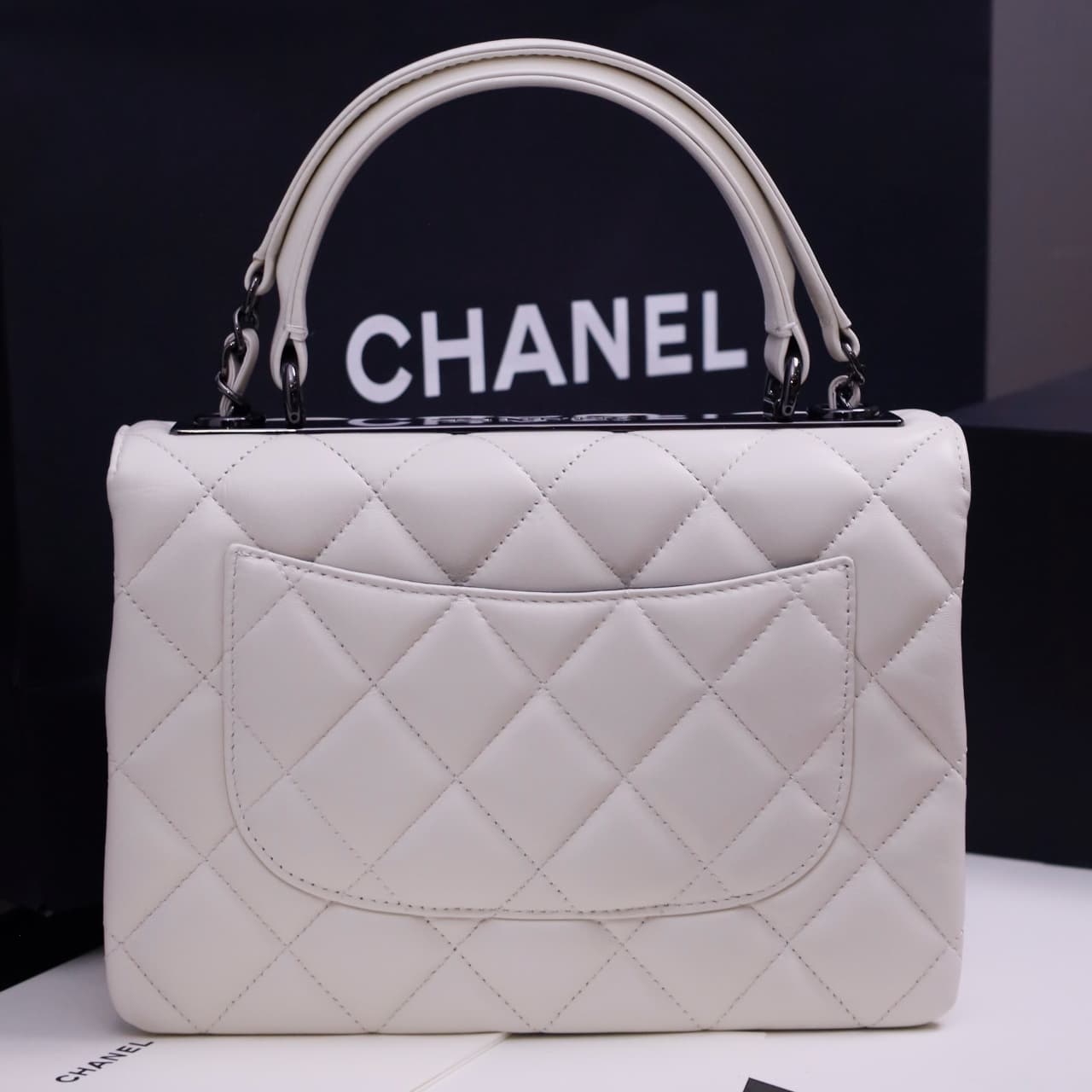 Chanel SMALL FLAP BAG Lambskin LB22830 (2)