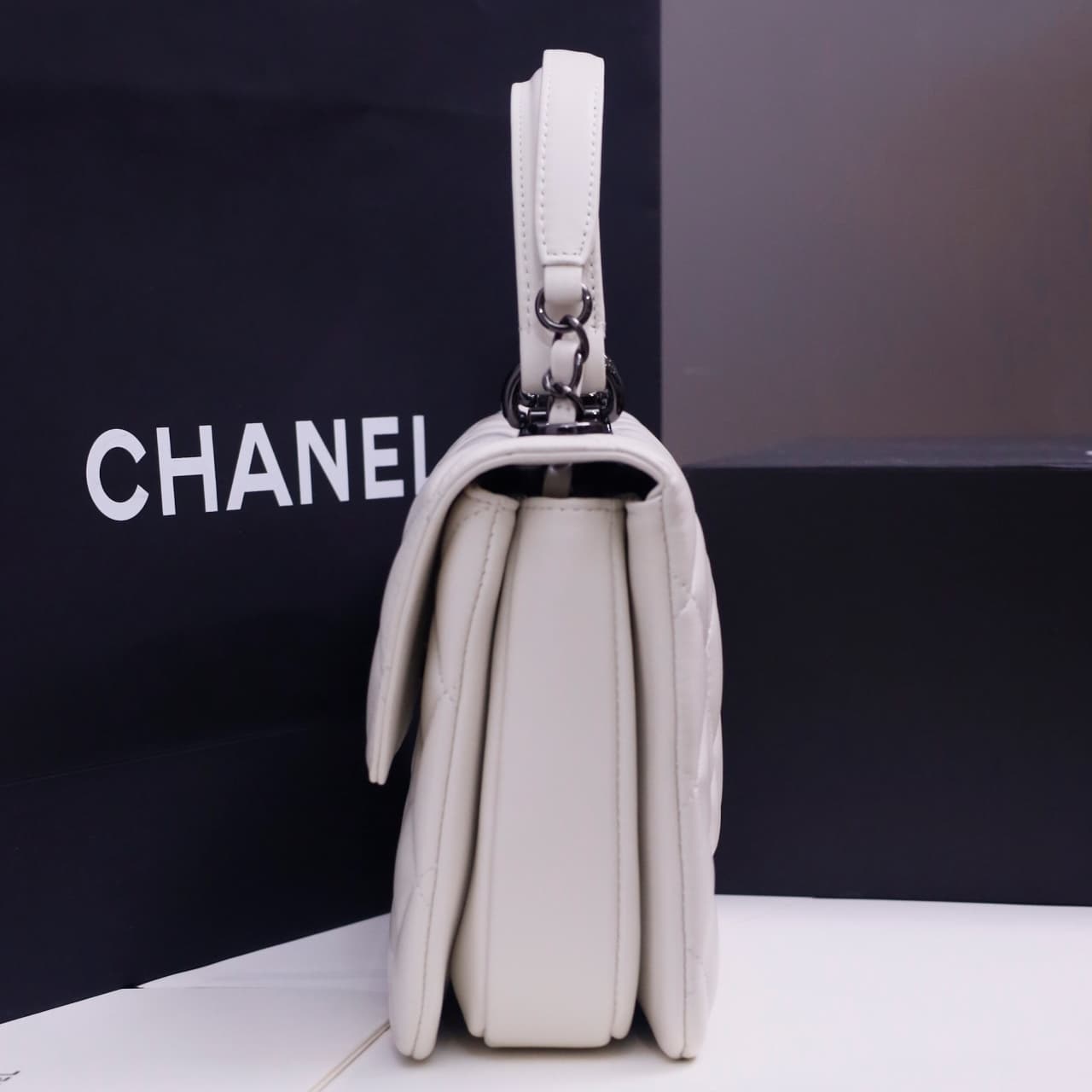 Chanel SMALL FLAP BAG Lambskin LB22830 (3)