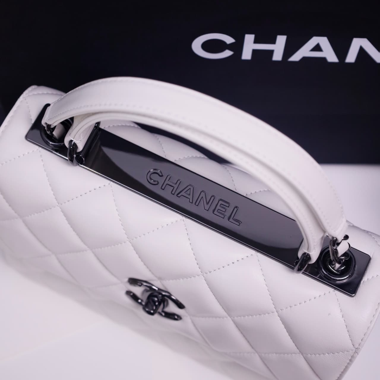 Chanel SMALL FLAP BAG Lambskin LB22830 (4)