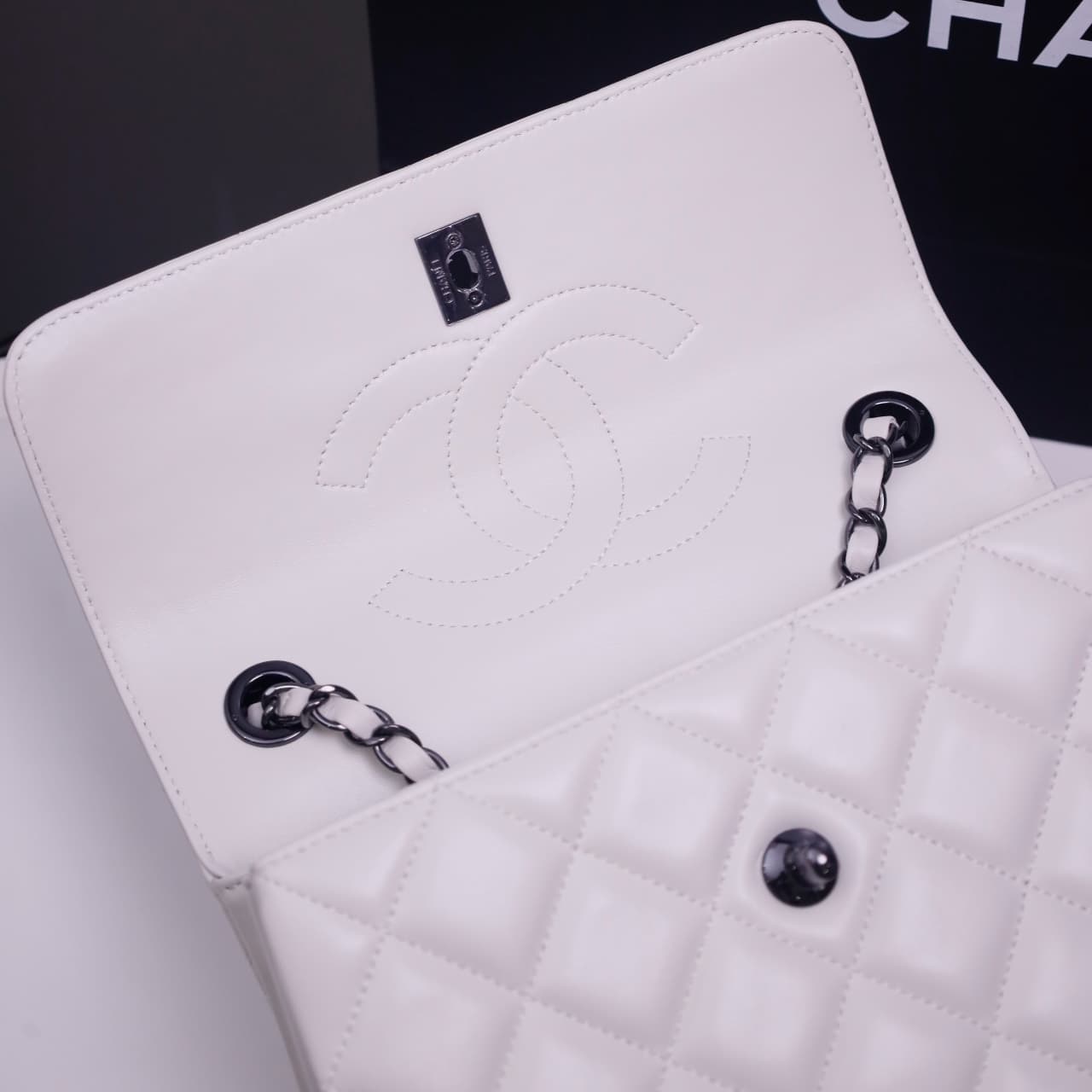 Chanel SMALL FLAP BAG Lambskin LB22830 (5)