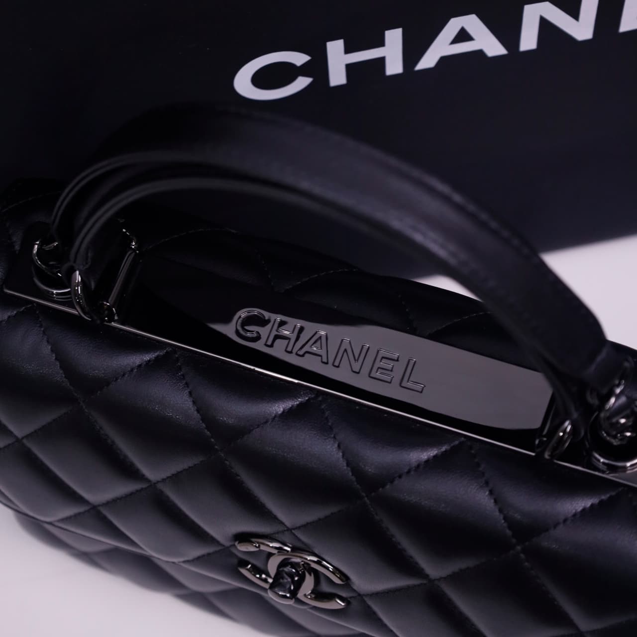 Chanel SMALL FLAP BAG Lambskin LB22831 (4)
