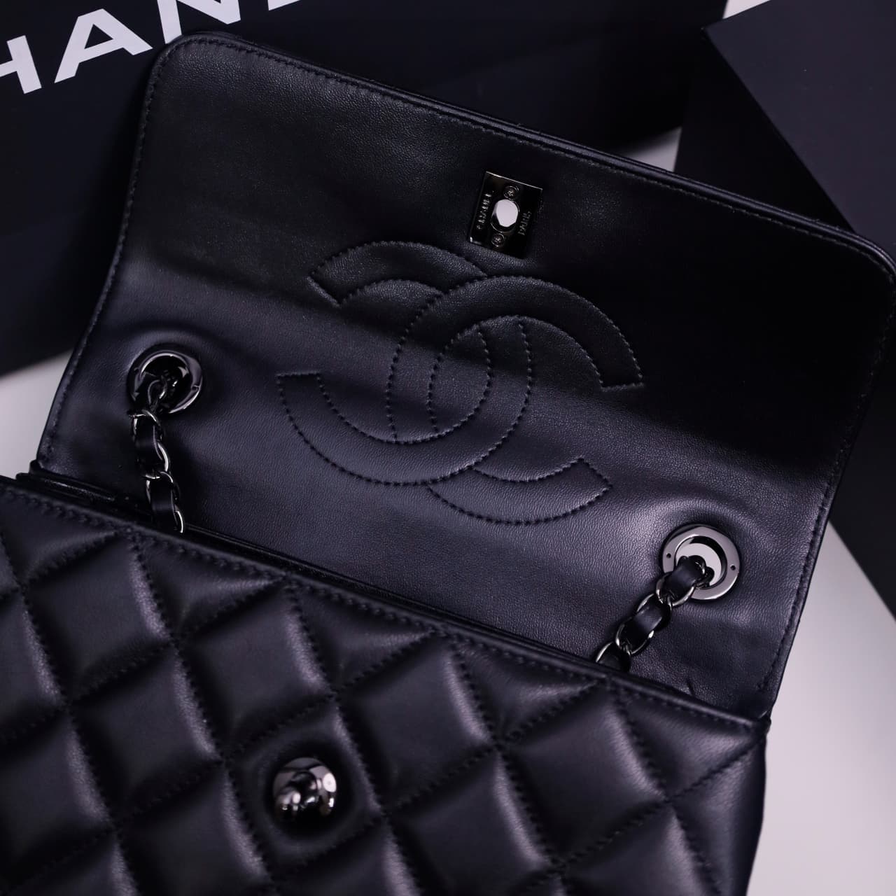Chanel SMALL FLAP BAG Lambskin LB22831 (5)