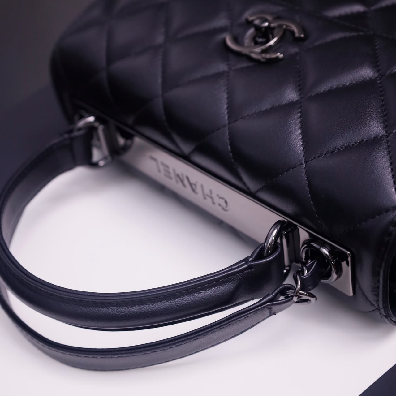 Chanel SMALL FLAP BAG Lambskin LB22831 (6)