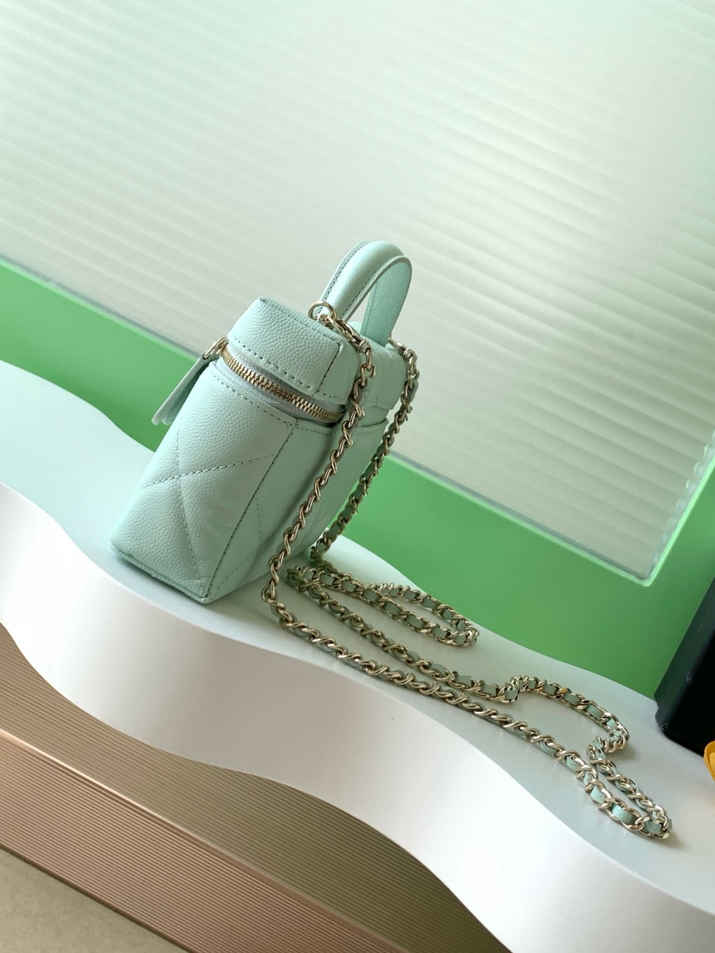 Chanel VANITY Grained Shiny Calfskin LB21730 (2)