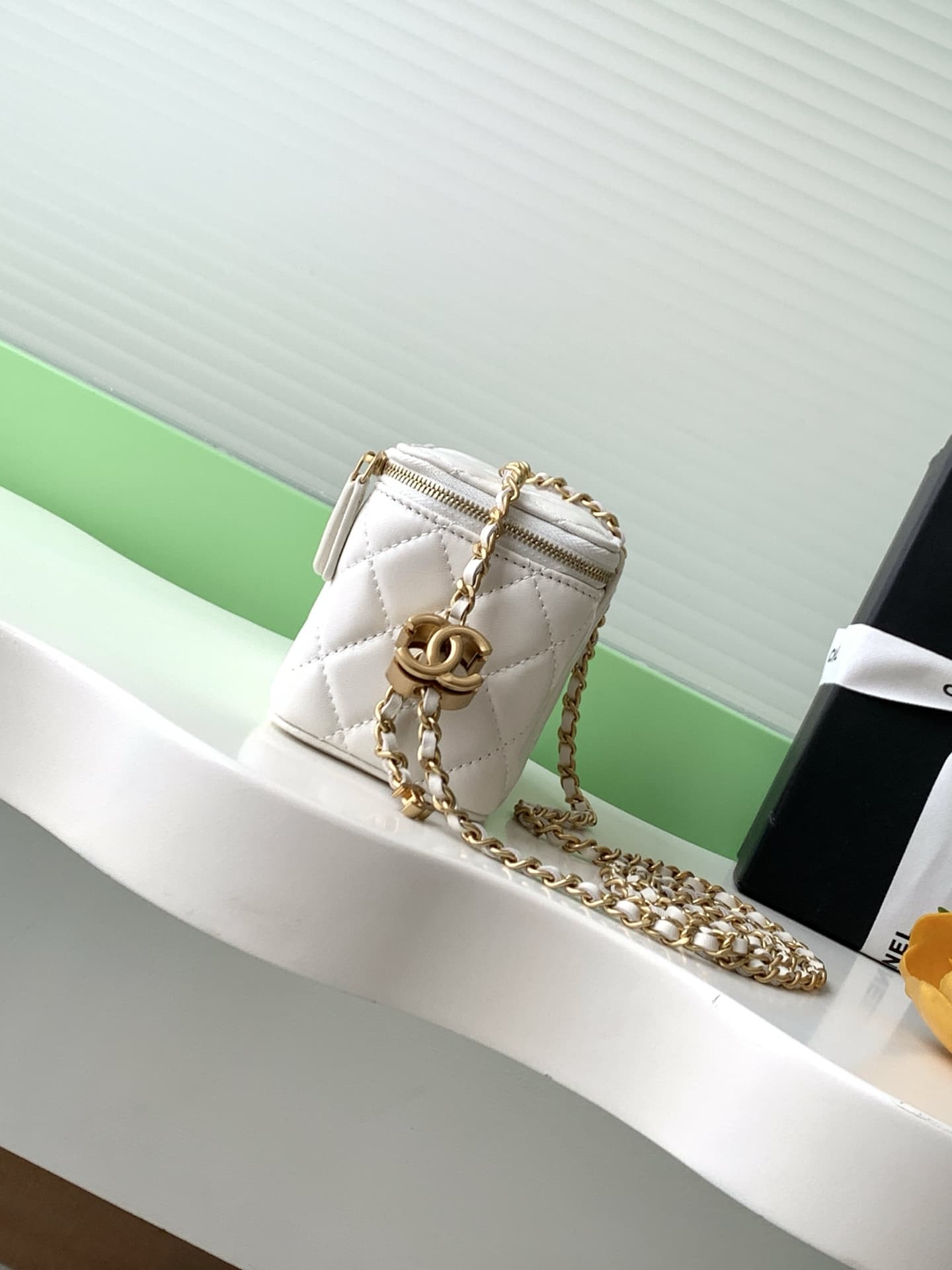 Chanel VANITY Lambskin LB16828 (2)