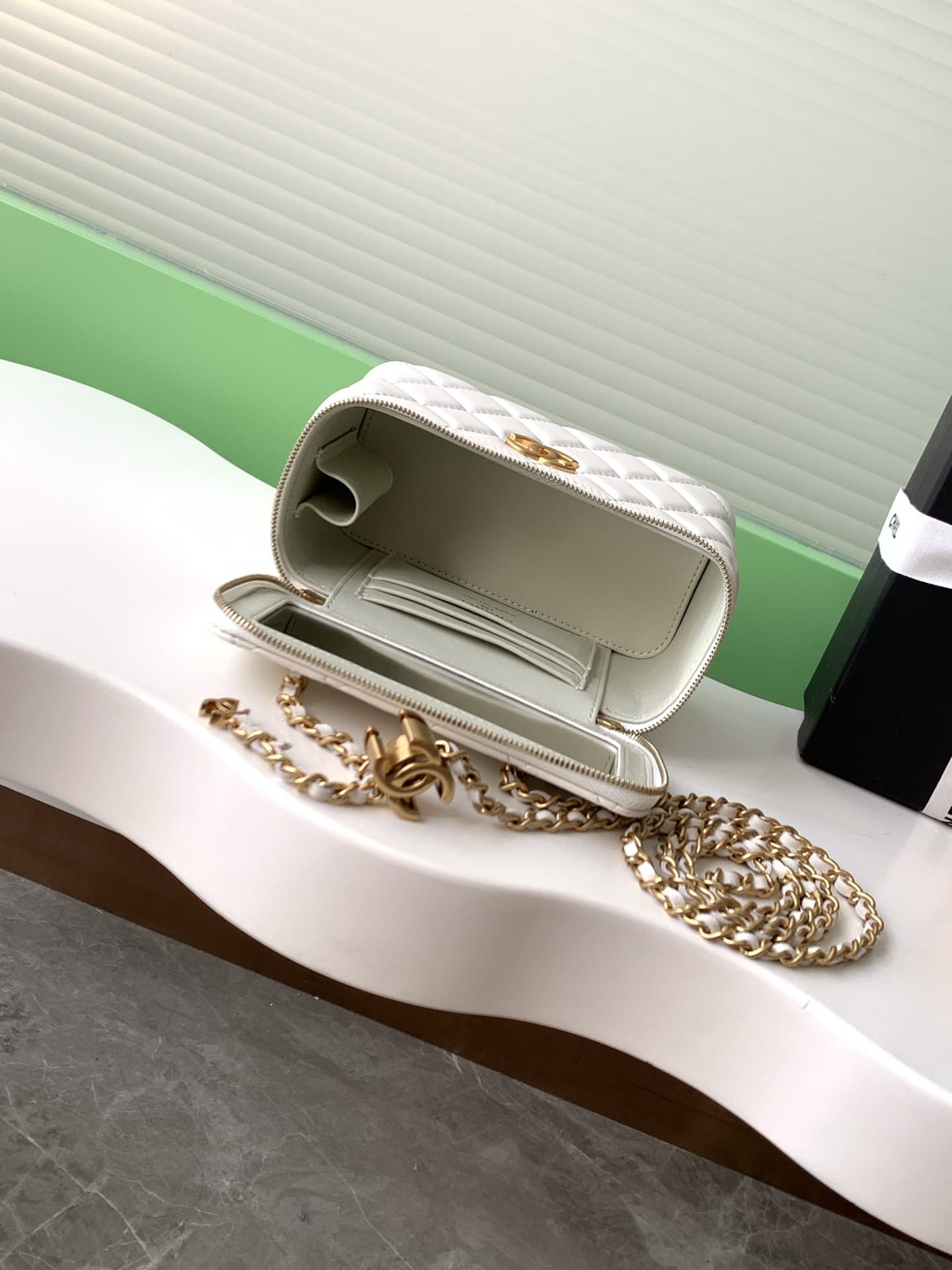 Chanel VANITY Lambskin LB16828 (5)