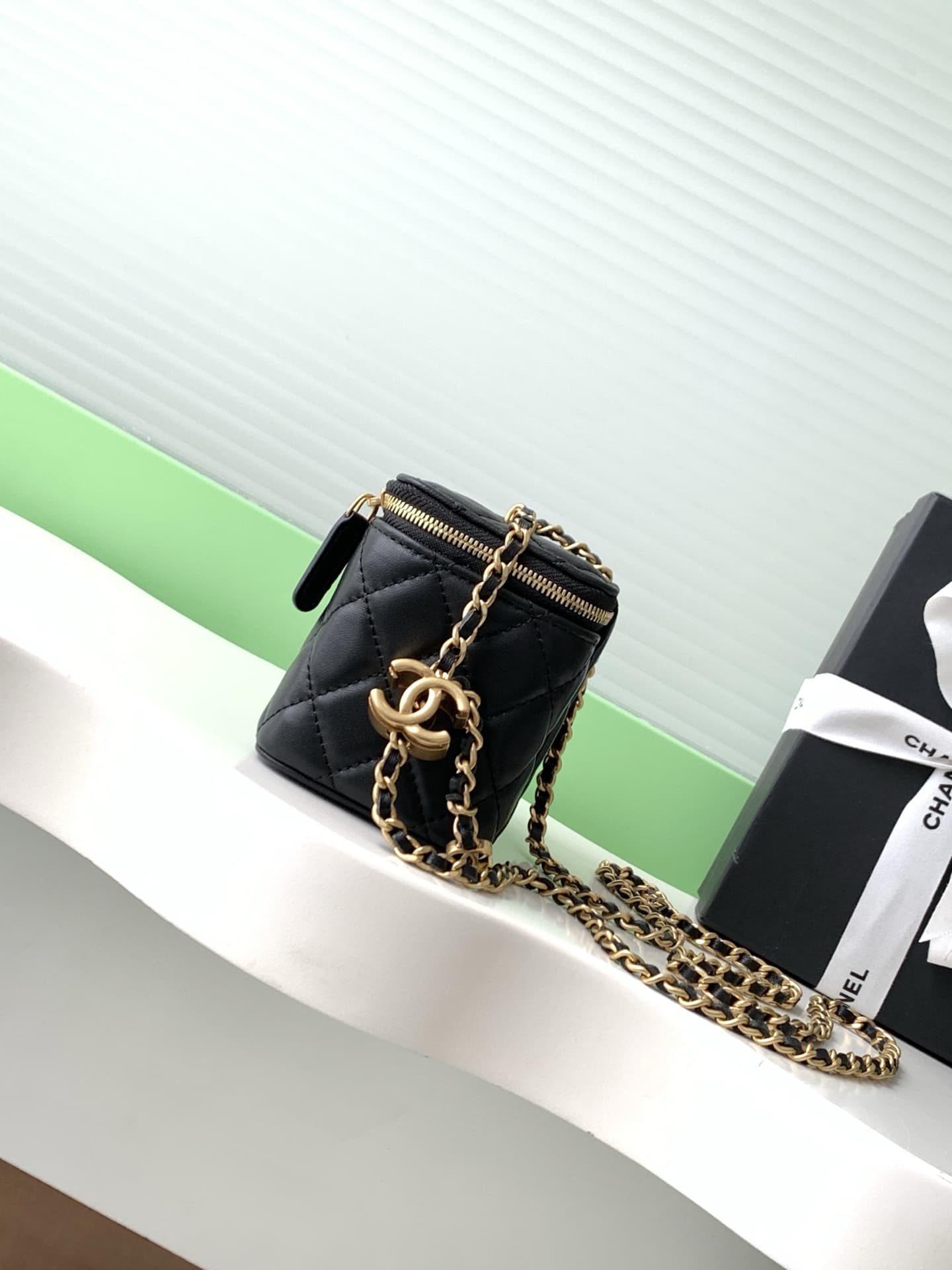 Chanel VANITY Lambskin LB16829 (2)