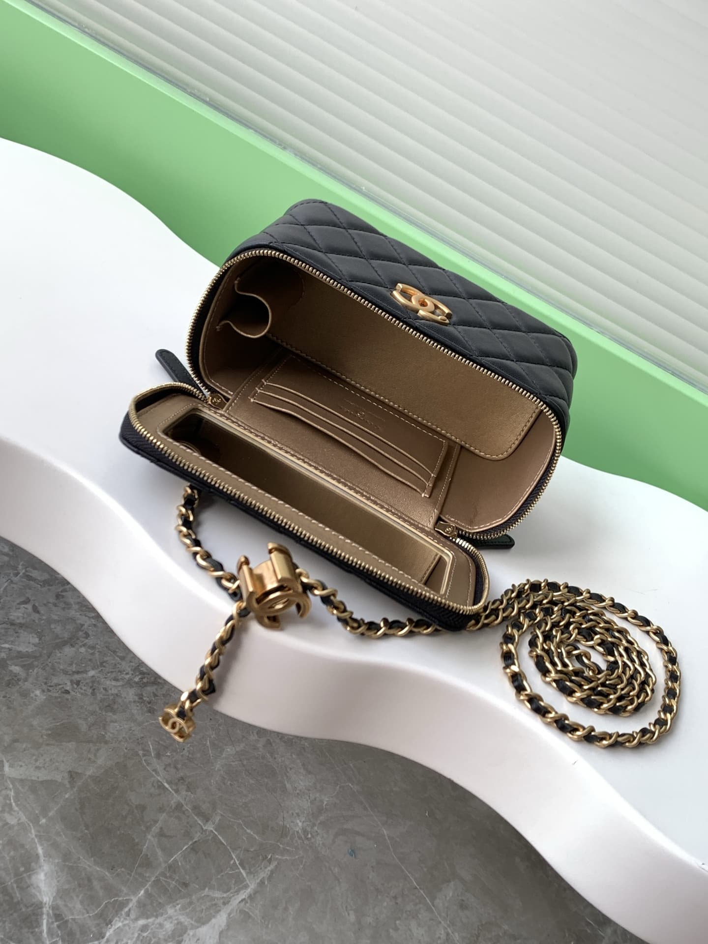 Chanel VANITY Lambskin LB16829 (5)