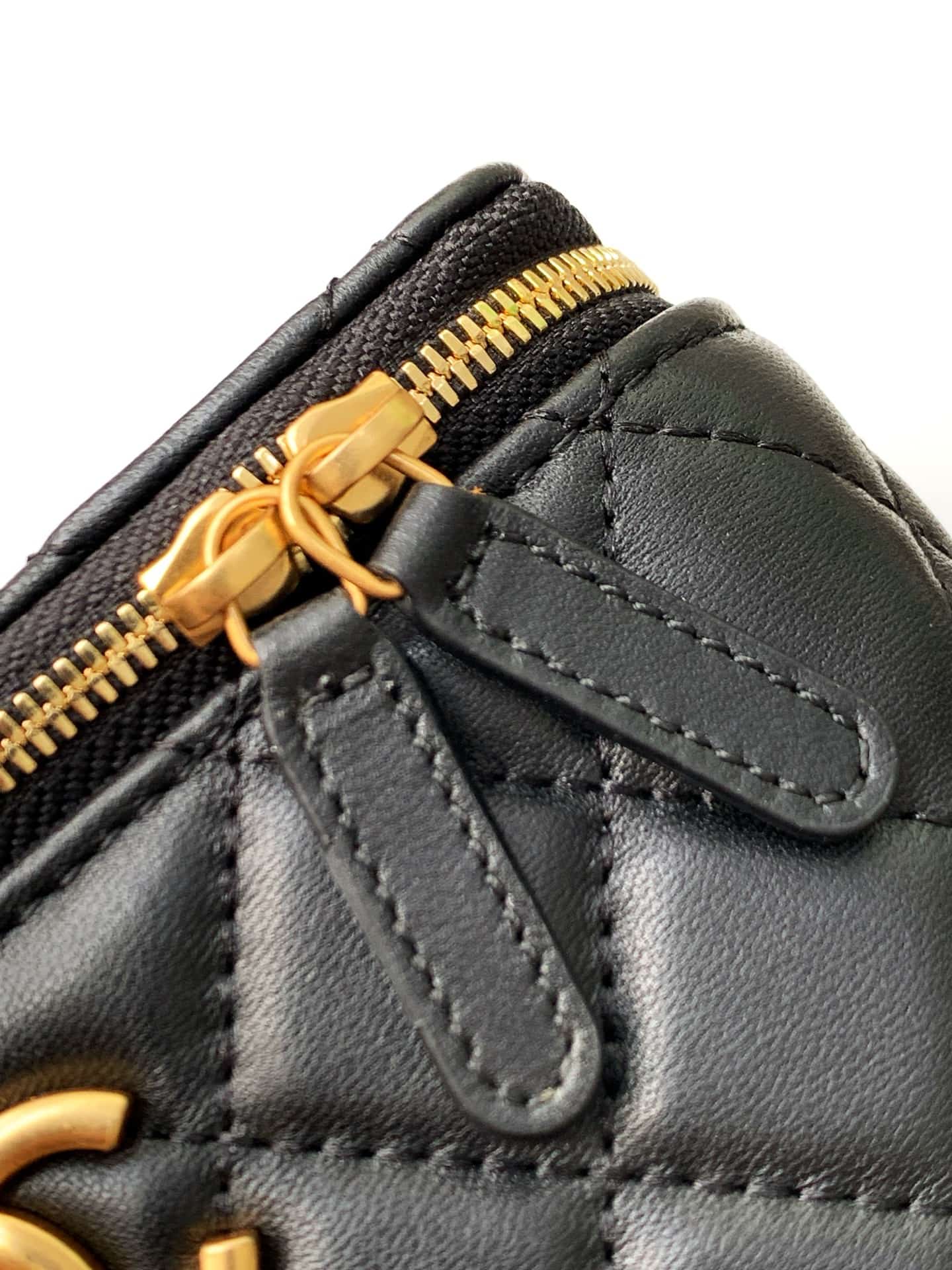 Chanel VANITY Lambskin LB16829 (6)