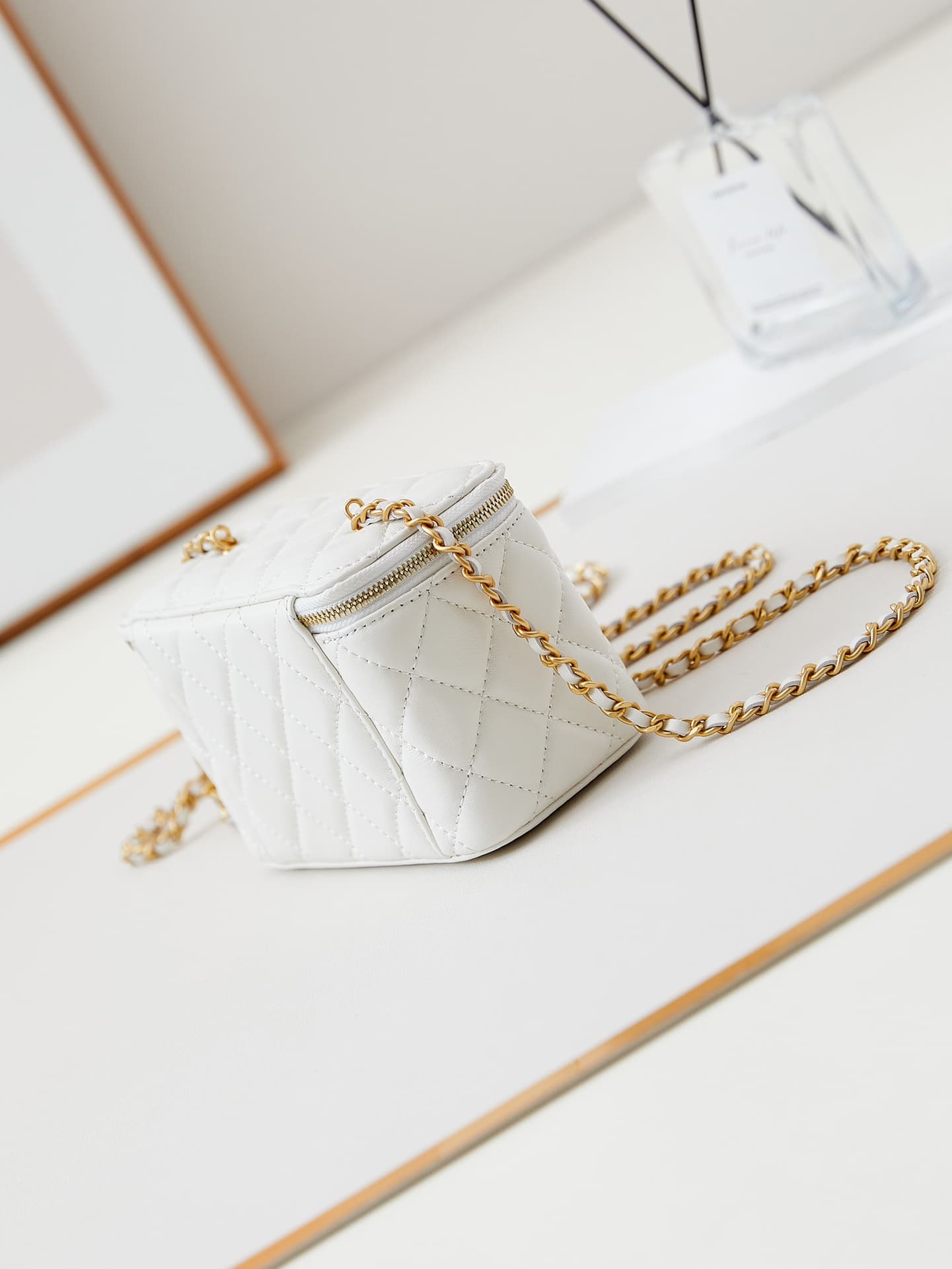 Chanel VANITY Lambskin LB16838 (4)