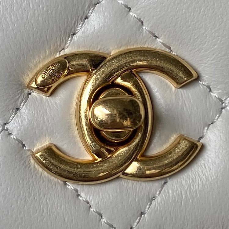 Chanel WOC Lambskin LB16410 (3)